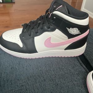 Jordan Youth Air Jordan 1 MID GS 555112 103 Arctic Pink - Size 5Y.
